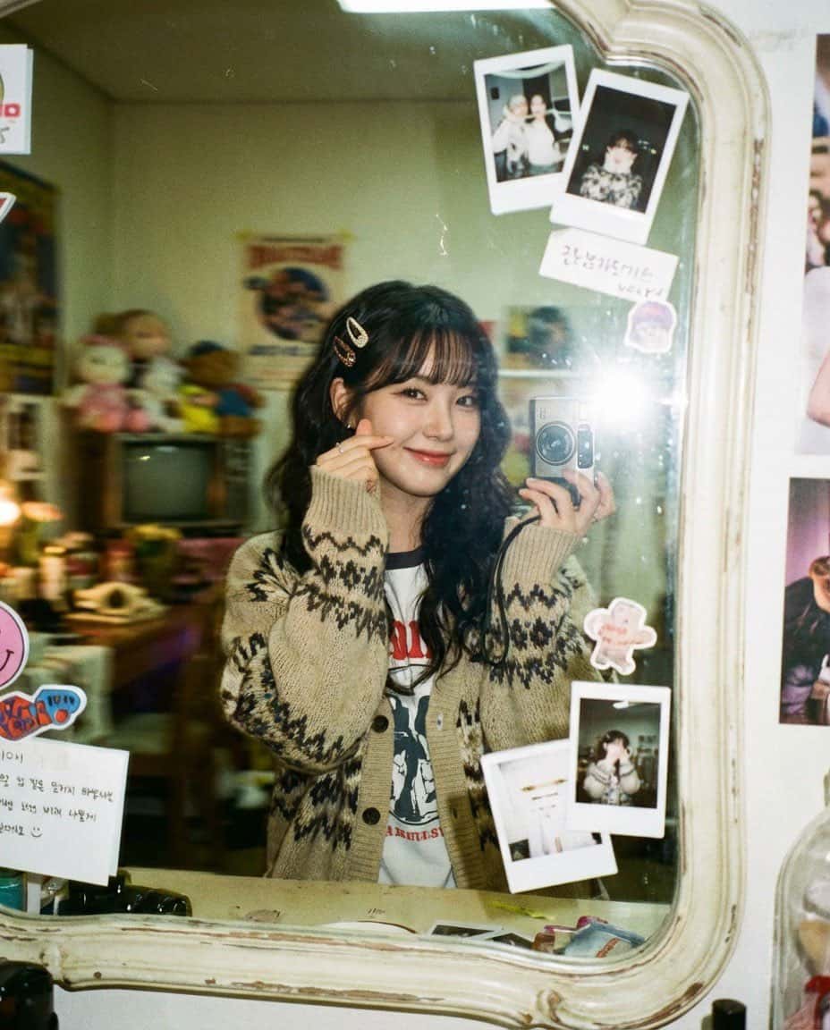 Gemini AI photo prompts preview — Sweet Girl Film Portrait with Heart Gesture in Front of the Mirror