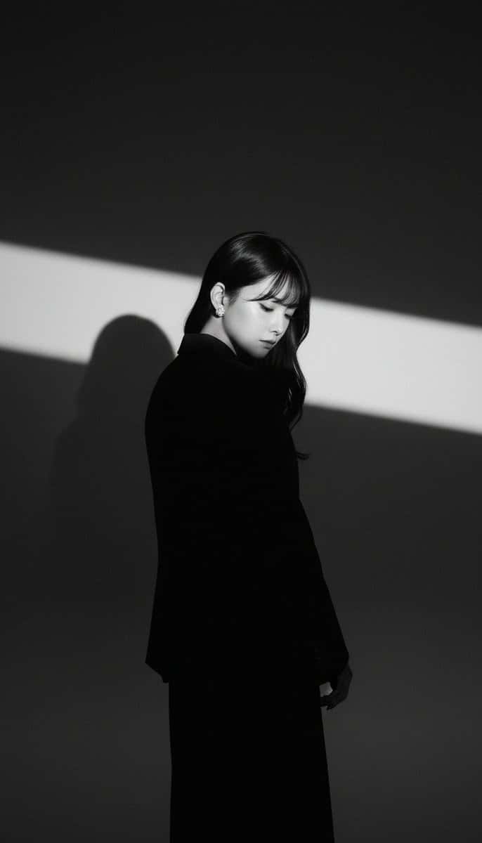 Gemini AI photo prompts preview — A Dramatic Black and White Studio Portrait